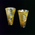 /oeuvres-antiques/fr/carrousel-detail/gobelets-de-verre-jaune